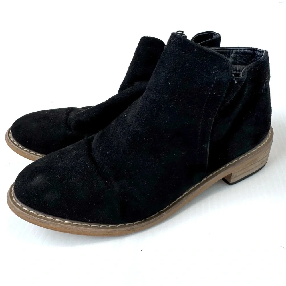 Seven7 Black Suede Footwear
